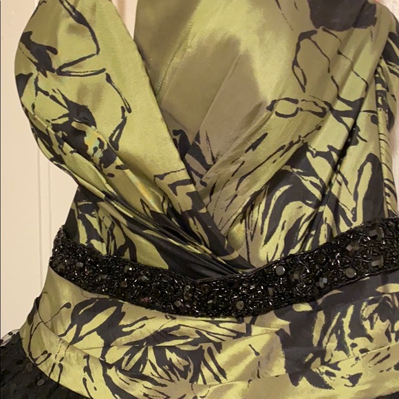 Beautiful gown - Picture 3 of 5